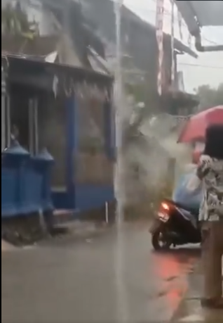 Sebuah rumah lantai dua di Desa Sukamerang, Kecamatan Kersamanah, Garut, ambruk memicu kepanikan di kalangan warga sekitar