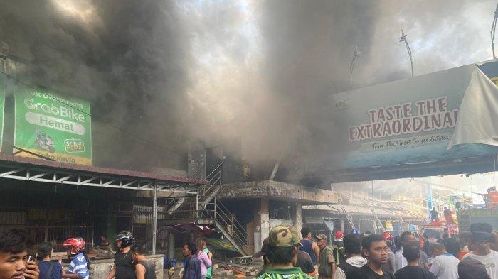 Pada hari yang naas di Kota Pematangsiantar, kebakaran hebat melanda Gedung 4 Pasar Horas yang menghanguskan puluhan kios pedagang