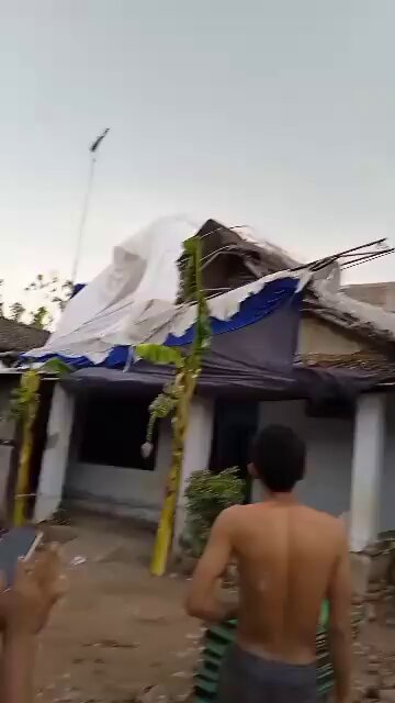 Sebuah tenda di Barat Ponpes Mojosari Ngepeh-Nganjuk yang sedang dipasang tiba tiba porak poranda terkena sapuan angin, padahal disekitarnya tidak ada hujan dan angin sama sekali !!!