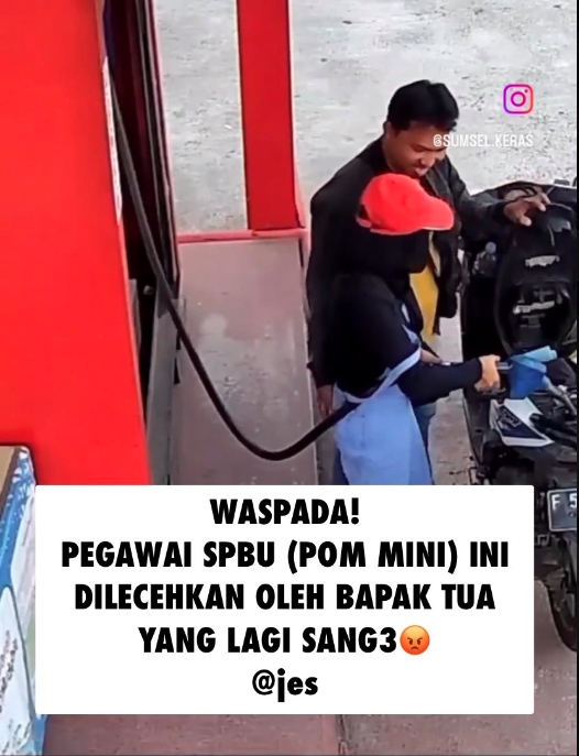 Pengawai SPBU (pom mini) ini di lecehkan oleh Bapak tua yang lagi mengisi bahan bakar.