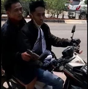 Terekam video empat orang komplotan begal motor berkeliaran di kawasan Pantai Indah Kapuk (PIK) dengan membawa senjata tajam serta senjata api.