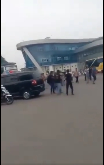 warga mengeroyok Matel di area terminal pakupatan Matel di keroyok warga di duga tarik kendaraan secara paksa