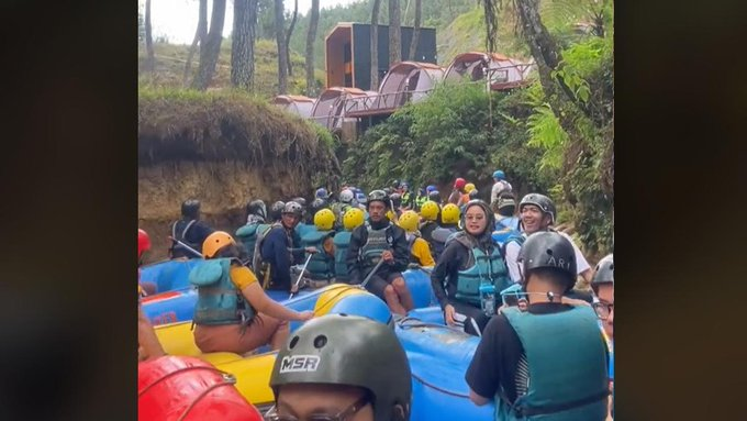 Arus lalu lintas di kawasan wisata Pangalengan,mengalami kemacetan parah sepanjang akhir pekan lalu.