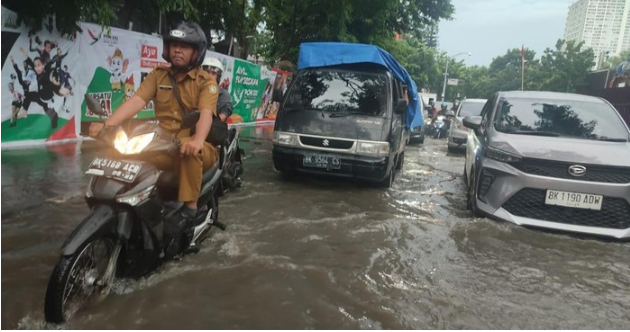 Medan – Hujan deras yang mengguyur Kota Medan pada (tanggal kejadian) menyebabkan banjir di sejumlah titik, termasuk di depan Stasiun Kereta Api (KA) Medan