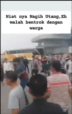 Sekelompok debt collector gagal menarik sebuah mobil berpelat Bekasi di Terminal Pakupatan, Serang, Banten. Peristiwa ini menjadi perhatian warga sekitar setelah pemilik mobil melakukan perlawanan