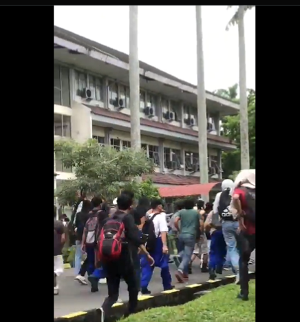 Momen wisuda yang seharusnya menjadi perayaan penuh suka cita di Politeknik Negeri Medan berubah menjadi kacau akibat terjadinya pertikaian antar kelompok mahasiswa