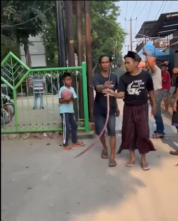 Sebuah insiden tawuran terjadi di kawasan Tanah Tinggi, Tangerang, yang melibatkan sekelompok remaja. Kejadian ini memicu kepanikan di kalangan warga setempat dan memerlukan intervensi dari masyarakat untuk membubarkan aksi tersebut.