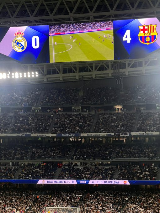 Pertandingan El Clasico antara Barcelona dan Real Madrid selalu menjadi sorotan utama dalam dunia sepak bola, dan laga kali ini tidak berbeda. Di tengah ketegangan dan rivalitas yang memanas, reaksi Hansi Flick, pelatih Barcelona, saat timnya mencetak gol ke gawang Madrid menjadi momen yang tak terlupakan.