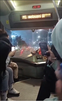 Sebuah insiden mengejutkan terjadi di Sarinah, Jakarta Pusat, pada Selasa (22/10) malam, ketika seorang pria diduga membawa senjata tajam (sajam) dan menghadang sebuah bus Transjakarta.