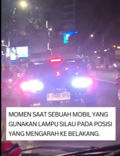 Belum lama ini, sebuah insiden menarik perhatian di jalan raya ketika sebuah mobil terlihat menggunakan lampu silau dalam posisi mengarah ke belakang.