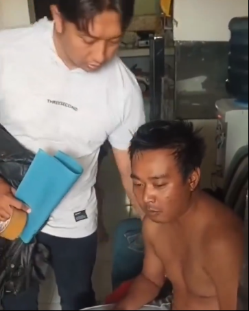 Sebuah video yang memperlihatkan aksi pemerasan dan penganiayaan terhadap seorang pedagang martabak di Desa Langosari, Kecamatan Pameungpeuk, Kabupaten Bandung, viral di media sosial pada Kamis, 10 Oktober 2024