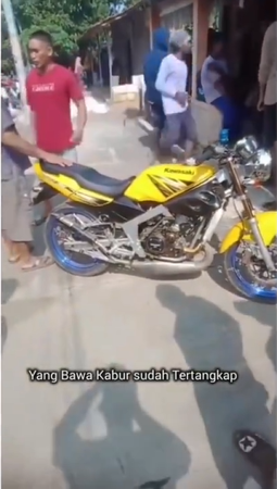 Kejadian mengejutkan terjadi di Undaan, Kudus, ketika seorang calon pembeli membawa kabur sebuah motor Kawasaki Ninja yang hendak dijual oleh pemiliknya. Peristiwa ini terjadi saat proses transaksi secara tunai (cash on delivery/COD) yang berlangsung di sebuah lokasi yang telah disepakati.