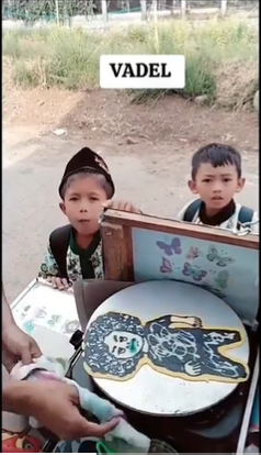 Di tengah hiruk pikuk kota, di sudut jalan yang sederhana, ada sebuah warung kecil yang selalu ramai dipenuhi pelanggan. Warung itu dikenal dengan nama Mamang Lekker, yang telah menjadi legenda dalam dunia kuliner jalanan