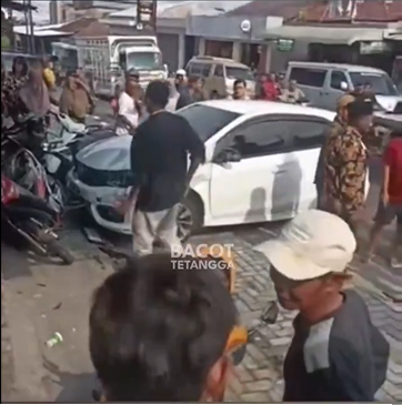 Sebuah insiden kecelakaan lalu lintas melibatkan sebuah mobil Honda Brio berwarna putih yang diduga mengalami rem blong. Kecelakaan ini terjadi di jalan Jumprit-Ngadirejo