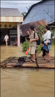 banjir melanda daerah Sosok, Kecamatan Tayan Hulu, Kabupaten Sanggau, Kalimantan Barat. Hujan deras yang turun sepanjang malam menyebabkan sungai di sekitar wilayah tersebut meluap, sehingga merendam beberapa pemukiman warga