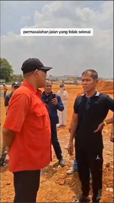 Pembangunan infrastruktur sering kali membawa dampak positif bagi suatu daerah, namun terkadang juga menimbulkan permasalahan bagi masyarakat setempat. Hal ini terlihat di Kampung Duku Pinang Gawir, RT 002 dan 003 RW 002, Desa Bojong Nangka, Kecamatan Kelapa Dua, Tangerang, Banten.