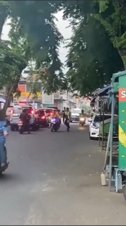 Sebuah insiden mengejutkan terjadi di [lokasi] saat seorang pengendara motor melakukan aksi nekat untuk menghindari razia Operasi Zebra yang digelar oleh Satuan Lalu Lintas (Satlantas).