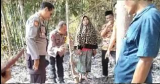 Pamekasan, Madura – Sebuah peristiwa tragis terjadi di Desa Bangkes, Kecamatan Kadur, Kabupaten Pamekasan, Madura, Jawa Timur, Kamis (3/9/2024), ketika seorang nenek bernama Sanaryam (71) ditemukan tewas dengan kondisi hangus terbakar di rumahnya