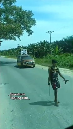 Sebuah insiden mengejutkan terjadi di Tapung Hilir, Riau, di mana seorang supir truk diduga menjadi korban pengeroyokan oleh sekelompok orang. Peristiwa ini memicu kepanikan dan kekhawatiran di kalangan masyarakat setempat serta menyoroti masalah keamanan di daerah tersebut.