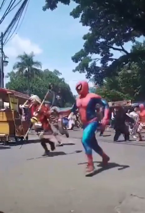 Viral! Seorang pria berpakaian superhero kerja sebagai Satpol PP, menghibur warga dengan aksi konyolnya. Kejadian ini bikin semua orang tertawa terbahak-bahak!