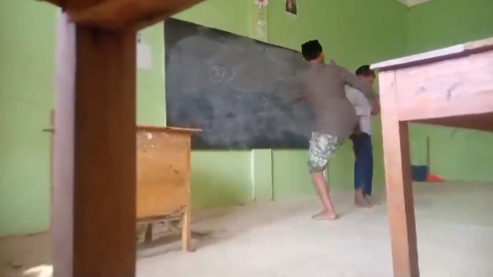 Viral! Guru di Bangkalan Tendang Murid di Depan Kelas