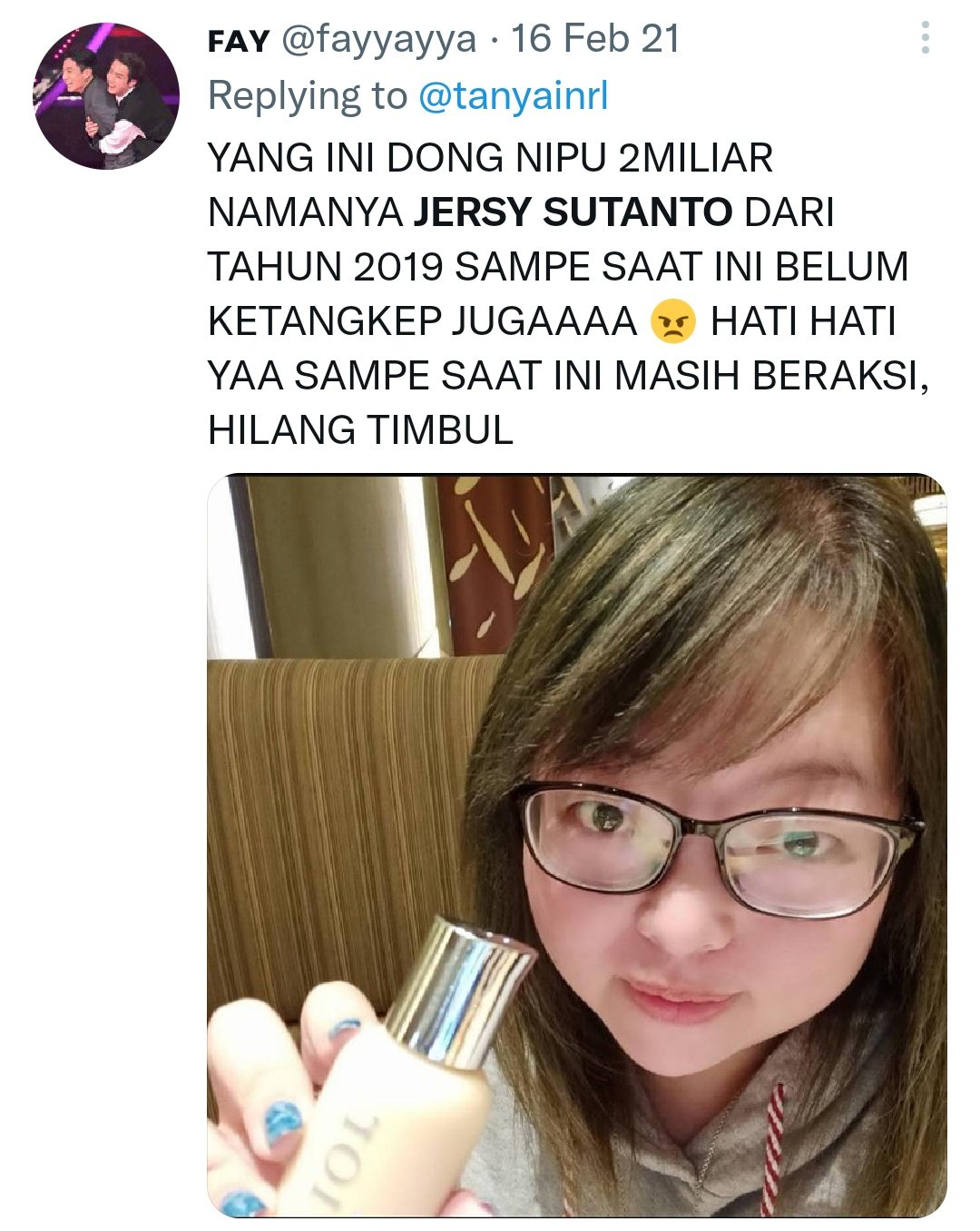 Seorang penipu kelas kakap para kpopers yang korbannya mengalami kerugian sebesar 2 Miliar, meninggal dibunuh pacarnya sendiri dan jasadnya dibuang ke got.