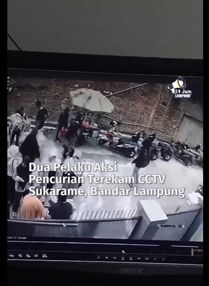 Aksi dua orang pelaku pencurian sepeda motor terekam CCTV, di sebuah pasar yg ada di Jl. Mushola kelurahan Korpri Jaya