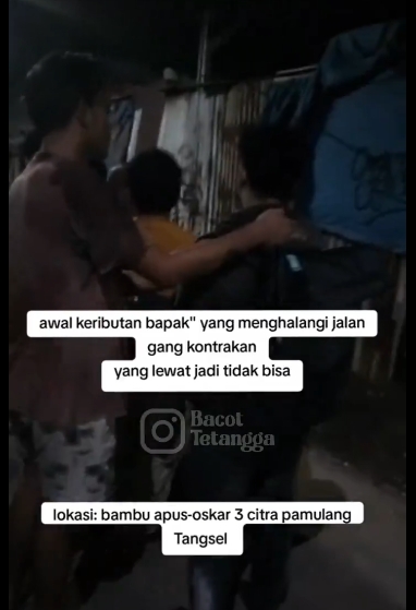 Momen cekcok antara seorang pemuda pendatang yang baru pulang kerja dengan warga setempat di daerah Pamulang Tangsel.