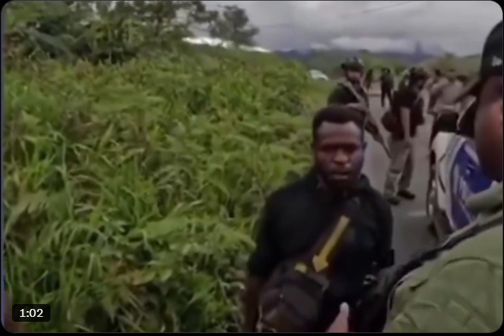 Warga Papua menghadang rombongan Brimob dan minta uang permisi sebesar 1 Milyar jika rombongan Brimob ingin melewati jalan