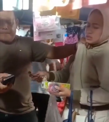 VIRAL! Sering Ambil Dagangan Ibu Ini Akhirnya Ketahuan Pemilik