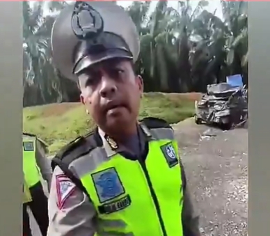 Viral! Oknum Polisi Pecahkan Kaca Truk Demi Uang Rokok