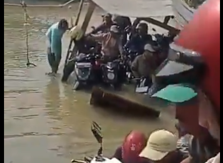 Perahu penyebrangan di Kampung Kosambi Batu, Karawang, hampir tenggelam diduga karena kelebihan muatan. Warga setempat segera melakukan evakuasi.