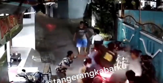 VIRAL! Warga Tangkap Gengster Bersenjata di Atas Motor