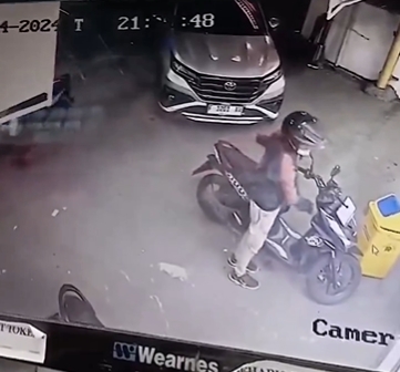 VIRAL! Maling Motor Tertangkap CCTV di Depan Alfamart