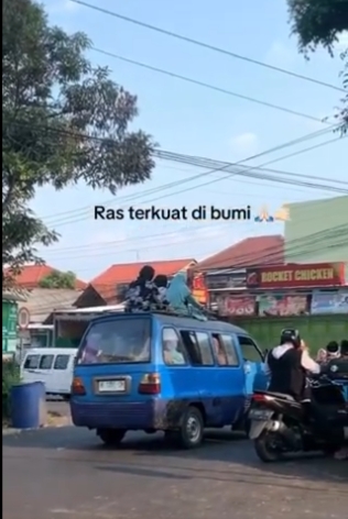 Viral! Penuh Sesak, Ibu-Ibu Nekat Duduk di Atas Mikrolet, Warga Geleng-Geleng Kepala