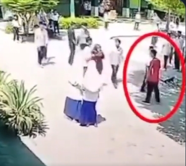 VIRAL! Guru PJOK di Buol Dipukul Warga di Halaman Sekolah