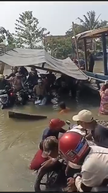 Pada hari yang cerah di Kecamatan Cilebar, Karawang, sebuah insiden mengkhawatirkan terjadi saat perahu penyeberangan yang mengangkut penumpang dari Kampung Kosambi Batu menuju Pedes nyaris tenggelam.