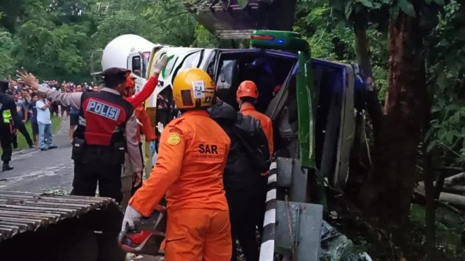 Viral! Bus Rombongan Tangerang Kecelakaan di Pekalongan