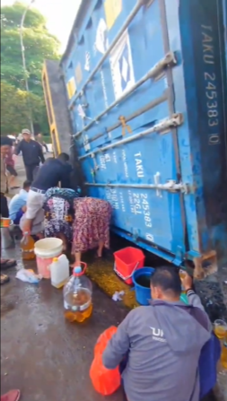 Makassar, 24 Oktober 2024 — Sebuah insiden menarik perhatian terjadi pagi ini di depan kampus Universitas Negeri Makassar (UNM) Pettarani ketika sebuah mobil kontainer terbalik, mengakibatkan tumpahan minyak kelapa di jalan.