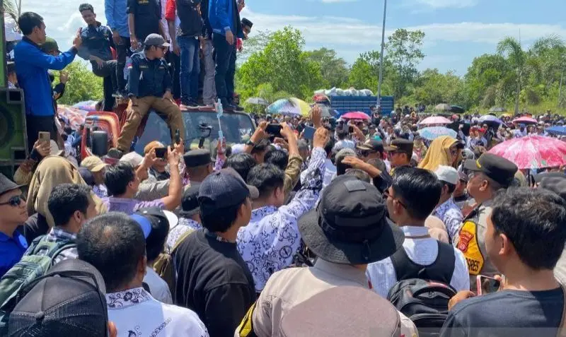 Ribuan guru dari berbagai penjuru Kabupaten Konawe Selatan memadati Pengadilan Negeri (PN) Andoolo untuk memberikan dukungan kepada Supriyani, seorang guru honorer yang tengah menjalani sidang.