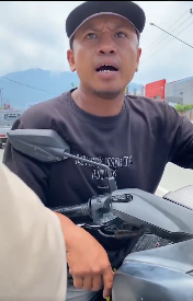 Sebuah insiden panas terjadi di Jalan Basuki Rahmat, Palu, ketika seorang pengendara motor terlibat dalam aksi kemarahan di tengah jalan