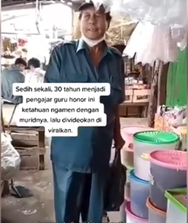 Di tengah kesibukan pasar yang ramai, sebuah momen tak terduga terjadi ketika seorang guru honorer yang telah mengabdi selama 30 tahun menemukan salah satu muridnya sedang ngamen.