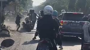 Dua pria baku hantam di pinggir jalan, diduga perebutan lahan