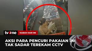 Pencurian pakaian terekam CCTV di toko fashion Jakarta.