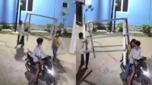 Viral! Bocah tertangkap CCTV mencuri tiang jemuran baju malam hari