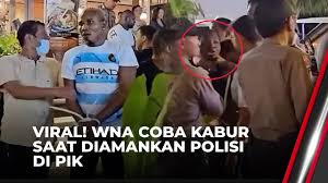 WNA berusaha melarikan diri saat ditangkap kasus narkoba di PIK.



