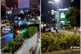 Mobil tahu bulat lolos dari penangkapan polisi di jalan.