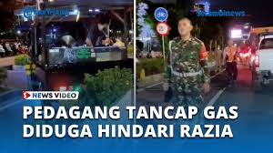 Mobil tahu bulat lolos dari penangkapan polisi di jalan.