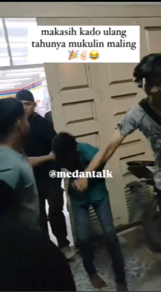 suasana di Minimarket Asoka, Medan, berubah tegang ketika dua remaja ketahuan mencuri barang-barang. Dalam aksinya yang nekat, mereka menggasak empat botol parfum, dua handbody, dan dua botol Rexona.