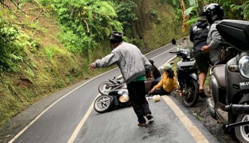 Kejadian Tumpahan Solar bus di jalan bikin pesepeda motor terjatuh. Pelajari penyebab, dampak, dan pentingnya keselamatan berkendara.